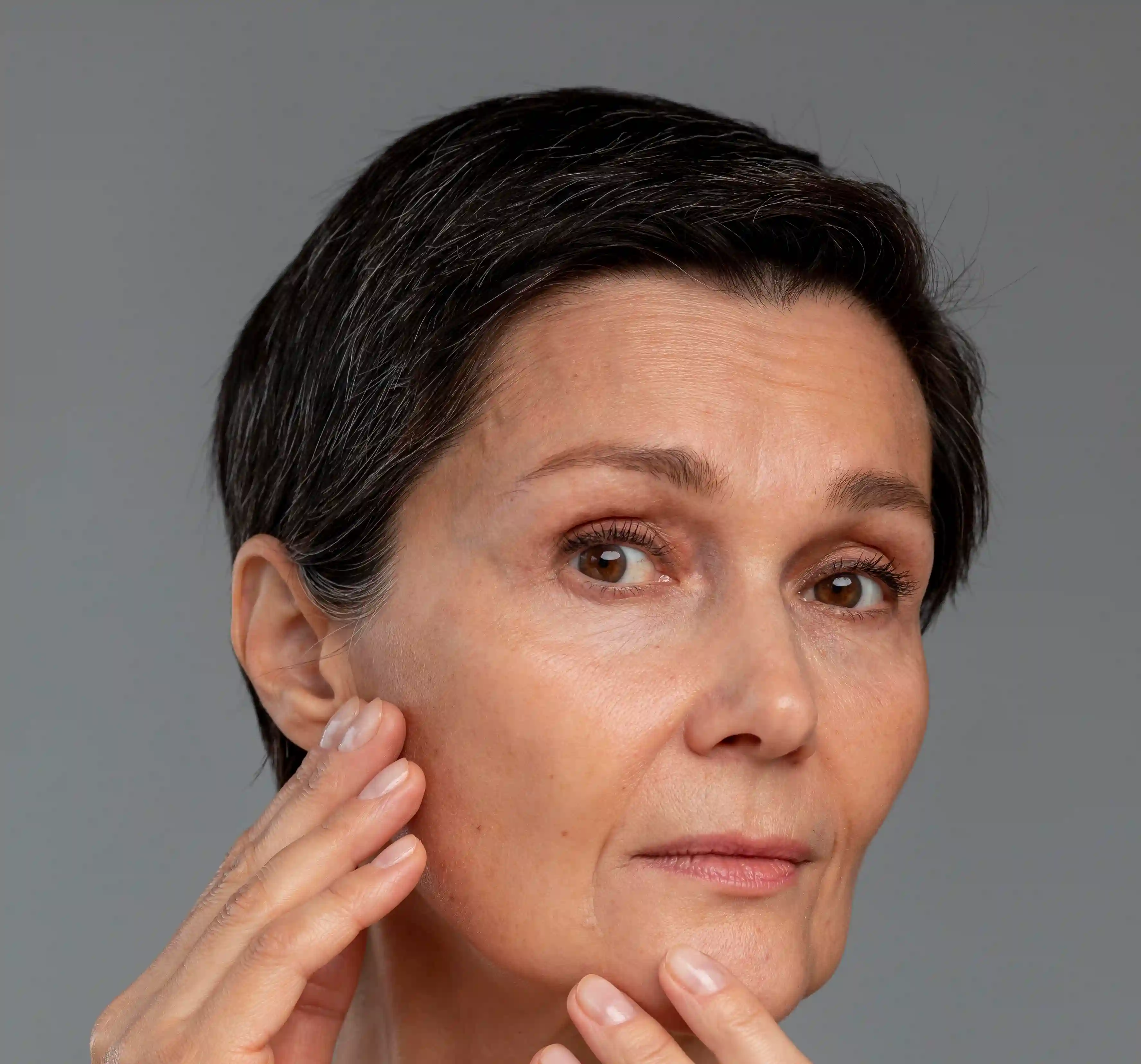 Bochechas firmes e contorno harmonioso.